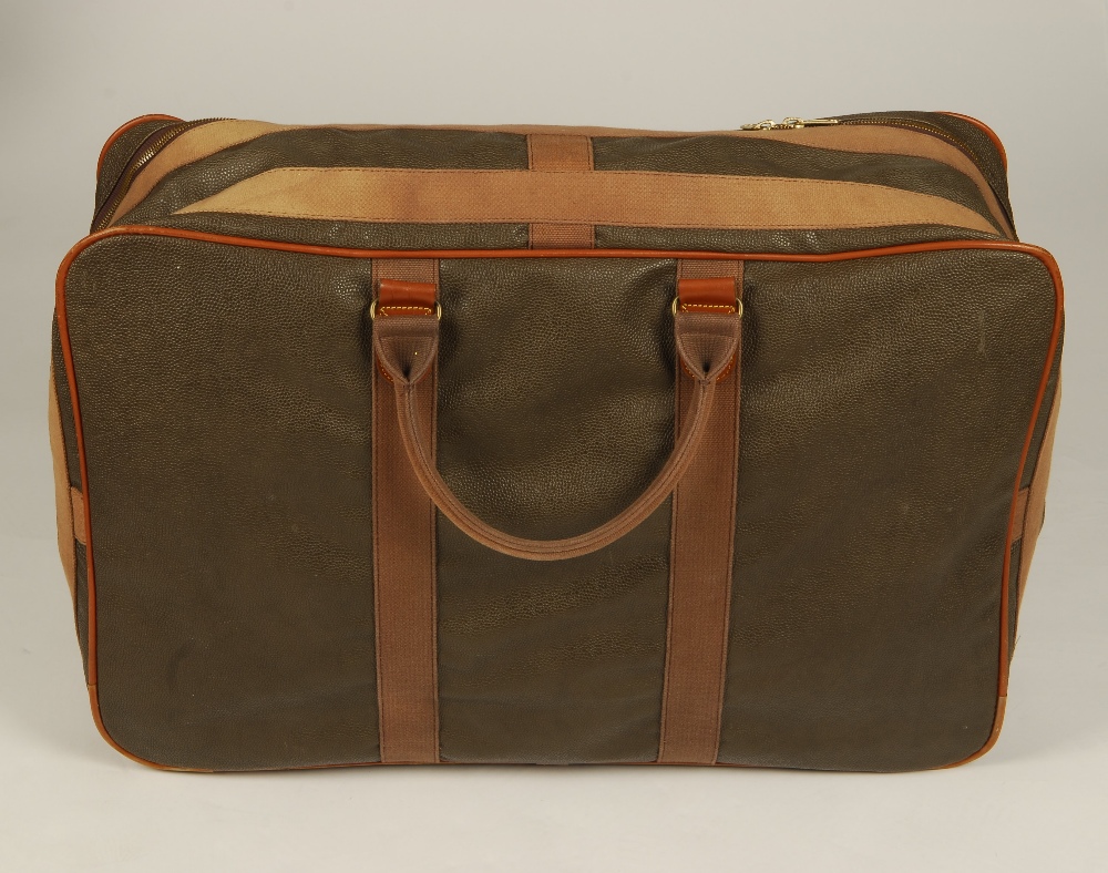 MULBERRY - a vintage Scotchgrain suitcase. Crafted green pebbled scotchgrain leather and brown - Image 4 of 7