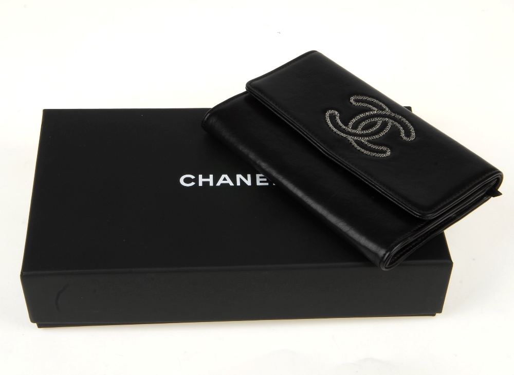 CHANEL - a CC chain trim wallet. Crafted from soft black lambskin leather, featuring maker's CC logo - Image 11 of 11