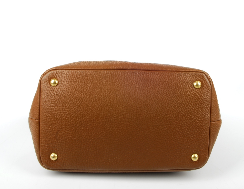 PRADA - a tan Vitello Daino Sacca 2 Mancini handbag. Featuring a tan pebbled leather exterior, - Bild 7 aus 11