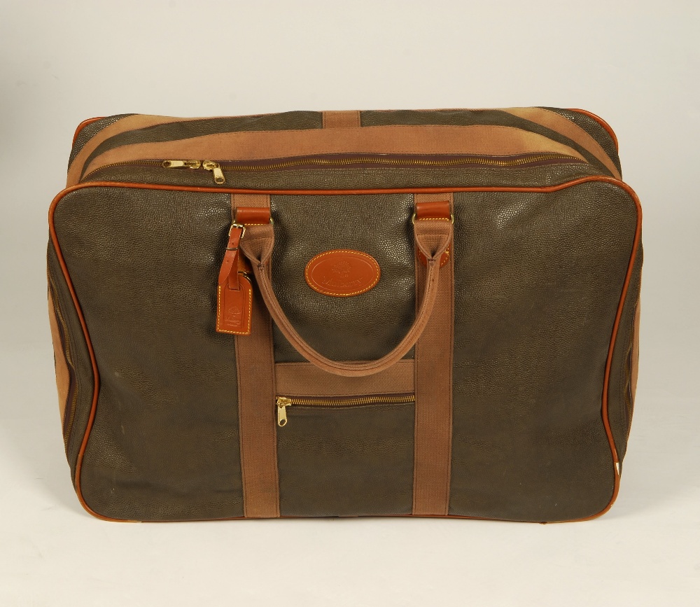 MULBERRY - a vintage Scotchgrain suitcase. Crafted green pebbled scotchgrain leather and brown - Image 2 of 7
