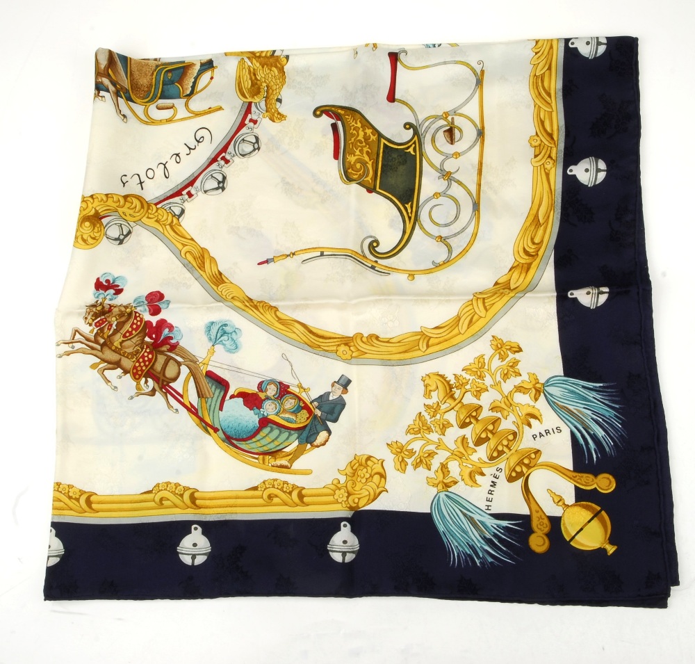 HERMÈS - a 'Plumes Et Grelots' jacquard silk scarf. Designed by Julie Abadie, originally issued in - Bild 3 aus 9