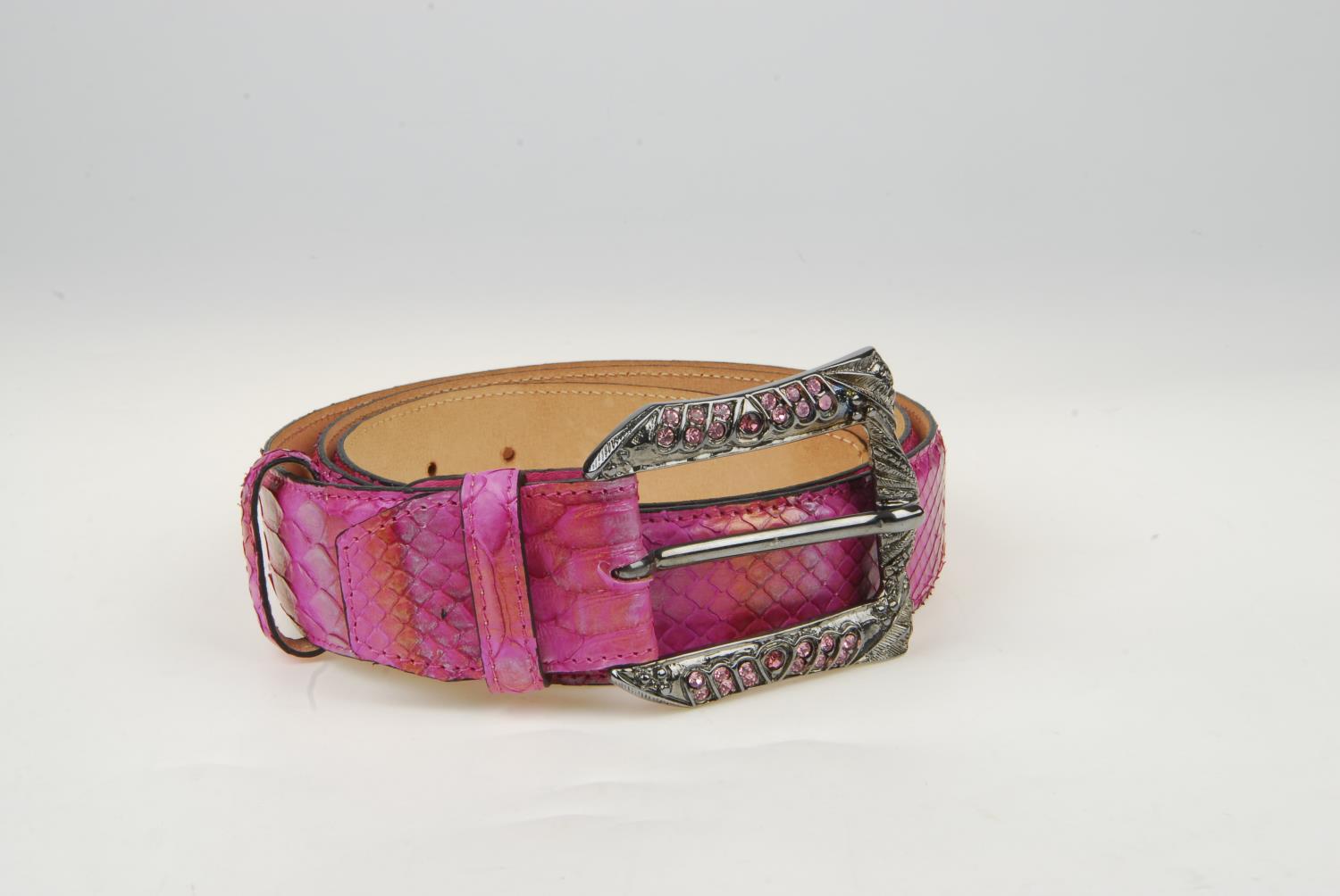 ELLIOT RHODES - a python skin belt. Crafted from pink python skin with subtle metallic detailing, - Bild 3 aus 9