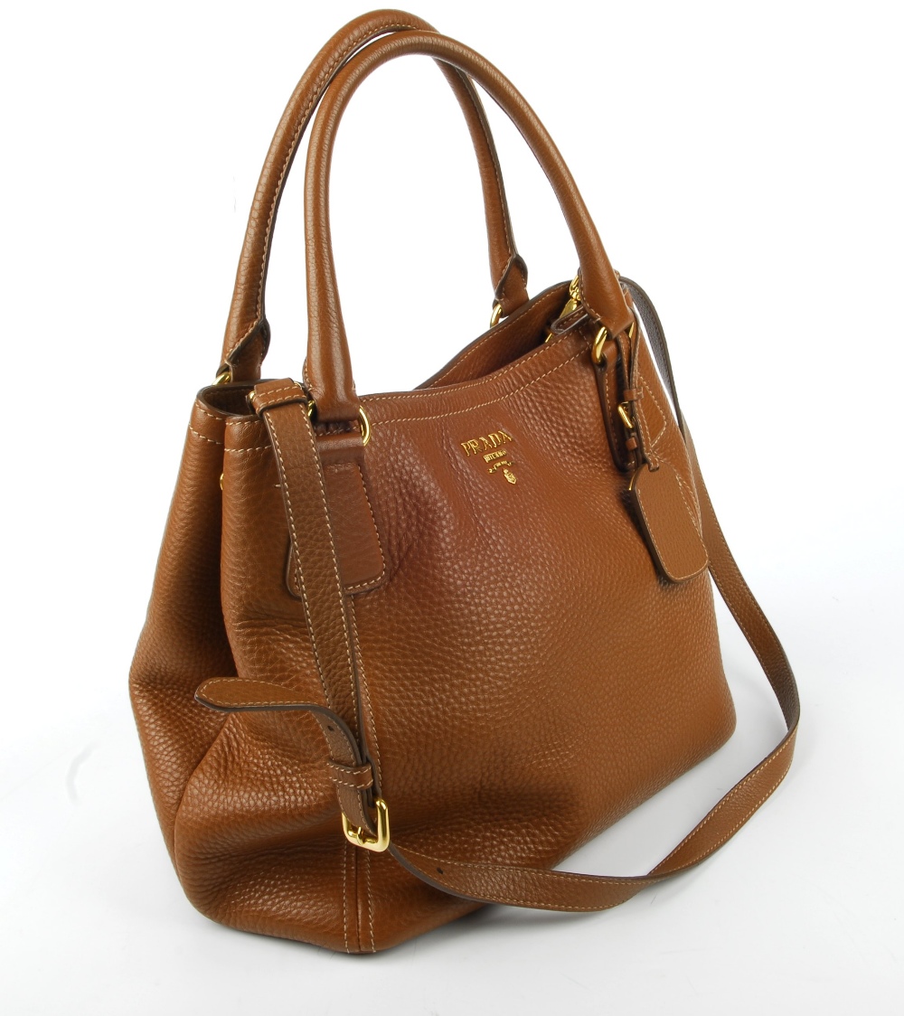 PRADA - a tan Vitello Daino Sacca 2 Mancini handbag. Featuring a tan pebbled leather exterior, - Bild 9 aus 11