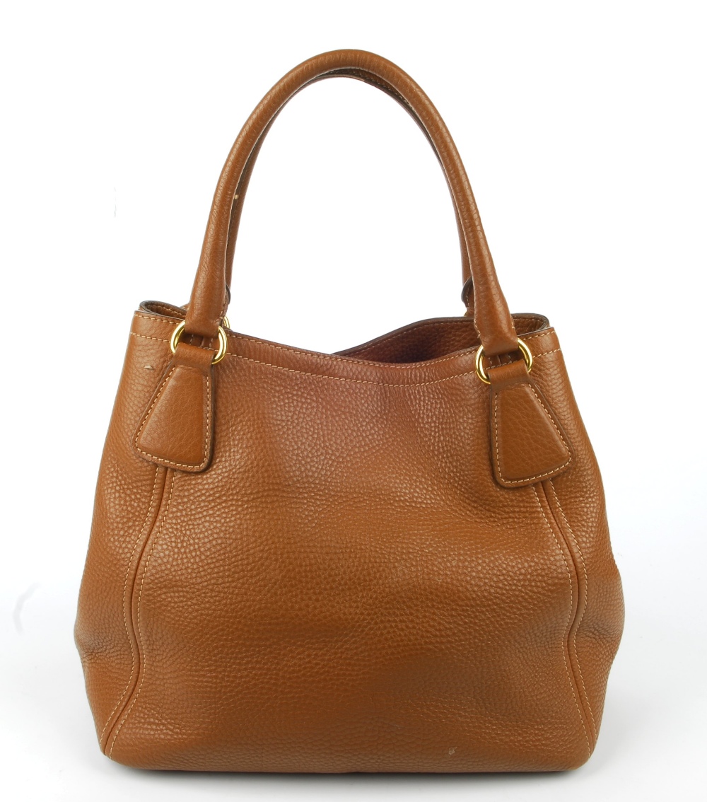 PRADA - a tan Vitello Daino Sacca 2 Mancini handbag. Featuring a tan pebbled leather exterior, - Bild 5 aus 11