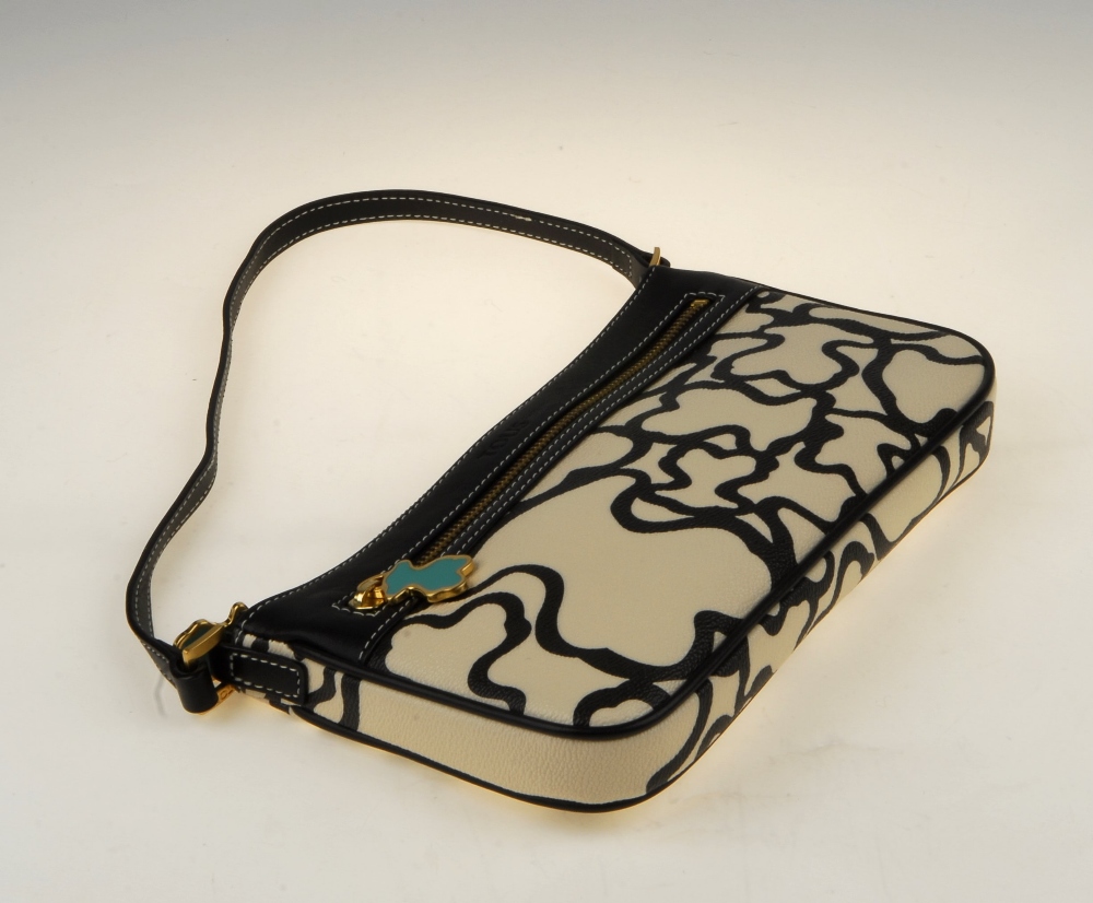 TOUS - a baguette handbag. Featuring a cream and black coated canvas exterior with black leather - Bild 8 aus 9