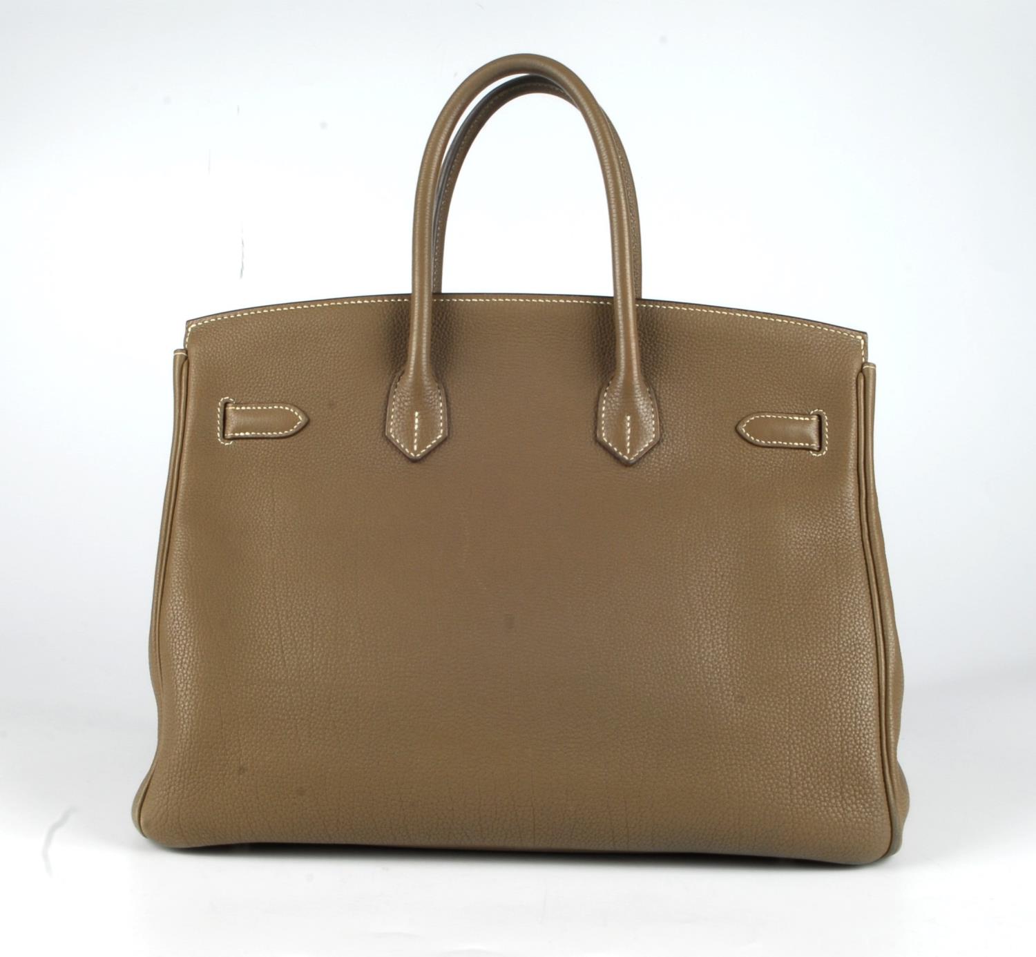 HERMÈS - a 2009 taupe Fjord Birkin 35 handbag. Featuring a grained fjord leather exterior, dual - Image 6 of 8