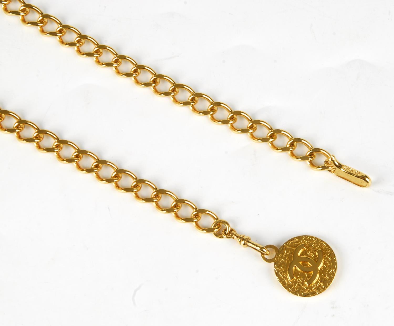 CHANEL - a chain belt. Featuring a gold-tone chain with a large logo CC medallion hanging at one end - Image 3 of 3