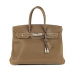HERMÈS - a 2009 taupe Fjord Birkin 35 handbag. Featuring a grained fjord leather exterior, dual