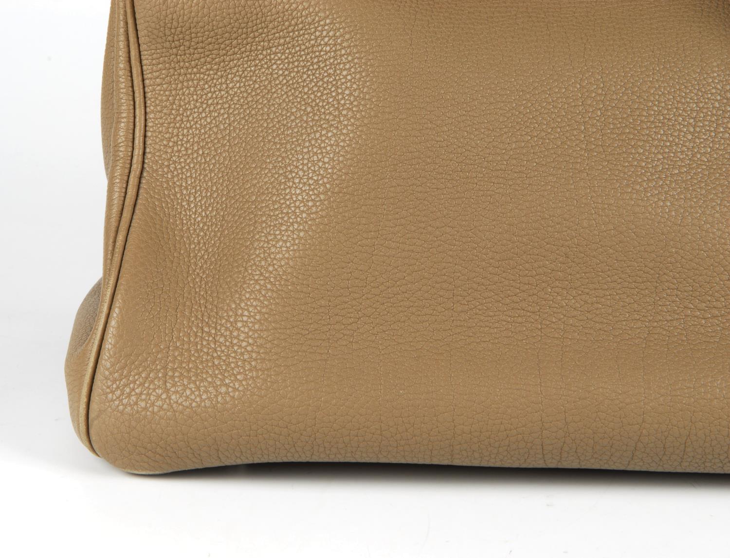 HERMÈS - a 2009 taupe Fjord Birkin 35 handbag. Featuring a grained fjord leather exterior, dual - Image 3 of 8