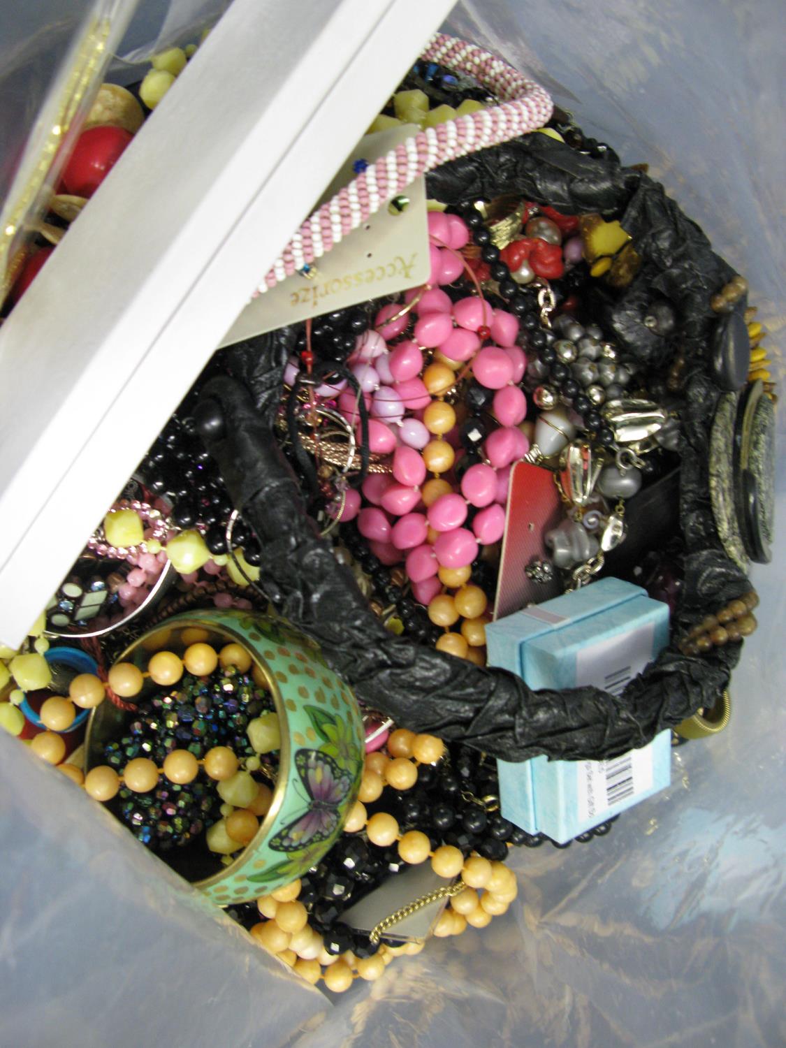 A bag containing a large quantity of costume jewellery. Some AF. Weight approximately 11kg. Due to