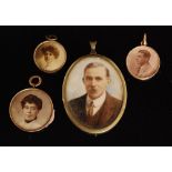 An early 20th Century 15ct circular miniature photograph frame below pendant loop,
