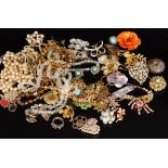 A small parcel lot of assorted costume jewellery to include brooches, beads, simulated pearls etc.