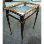 An early 20th Century mahogany bijouterie table,