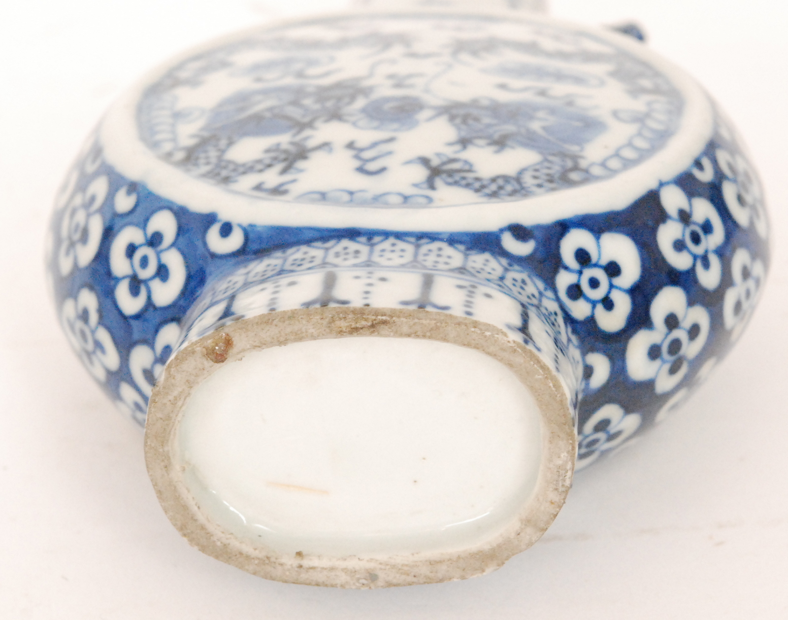 A 19th Century Chinese blue and white moon flask decorated with stylised dragons amidst clouds - Image 6 of 6