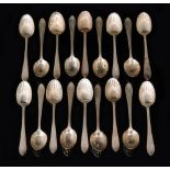 A set of eighteen Edwardian hallmarked silver teaspoons,