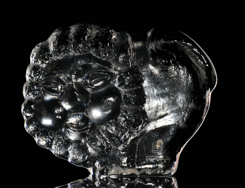 Lars Hellsten - Skruf - A post war crystal glass figure depicting a stylised lion in moulded relief,