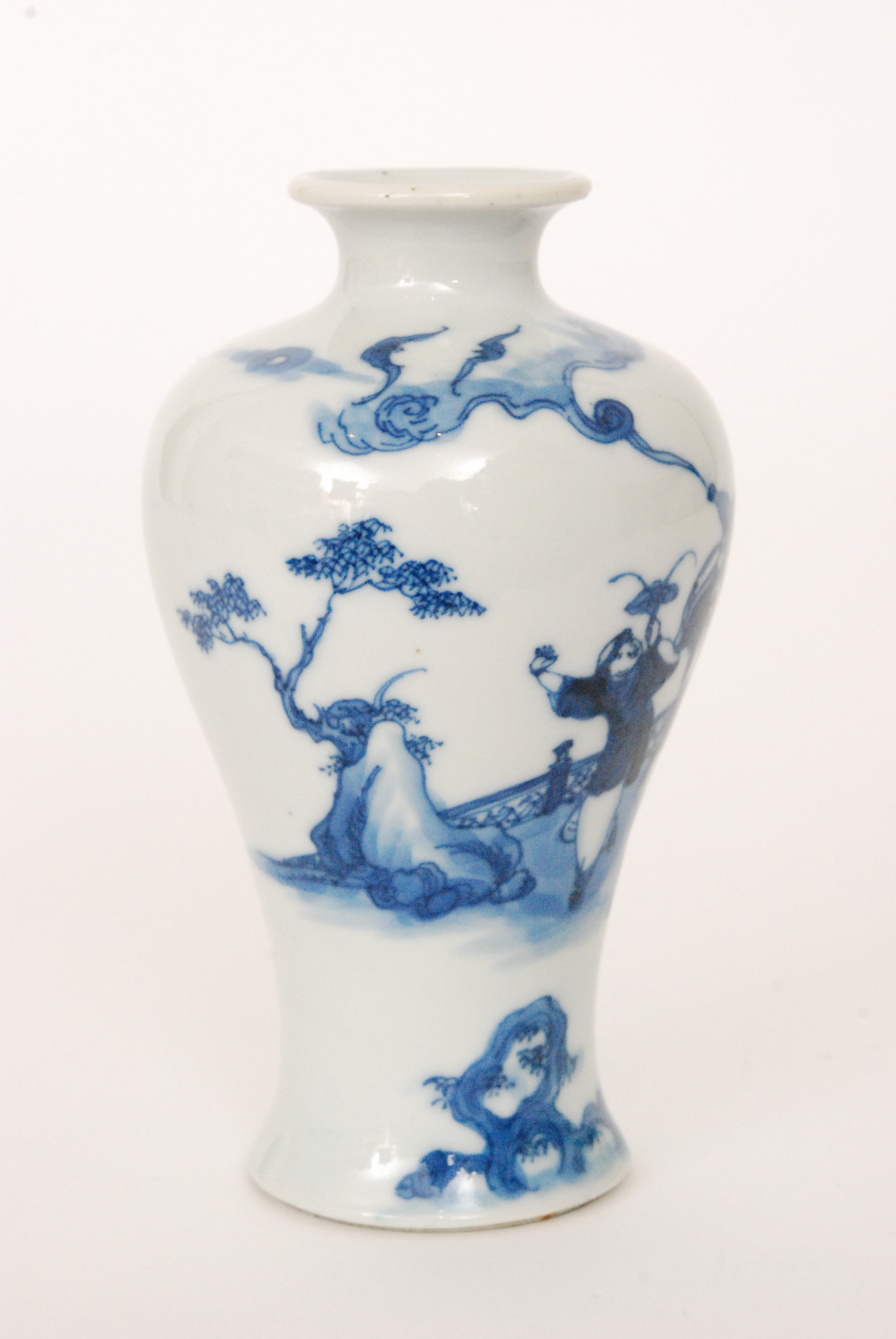 A Chinese Qing Dynasty 18th Century porcelain vase of baluster form hand painted in underglaze blue - Image 5 of 7