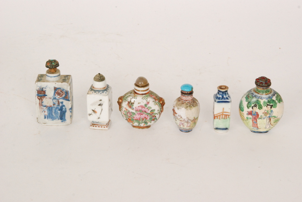 A Chinese Qing Dynasty late 19th Century snuff bottle in the Kangxi style hand decorated in - Image 4 of 7