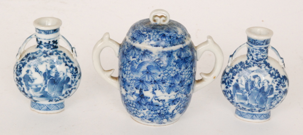 An early 20th Century Japanese blue and white twin handled sugar box and cover decorated with - Image 4 of 6