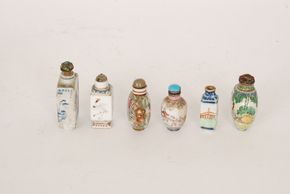 A Chinese Qing Dynasty late 19th Century snuff bottle in the Kangxi style hand decorated in - Image 3 of 7