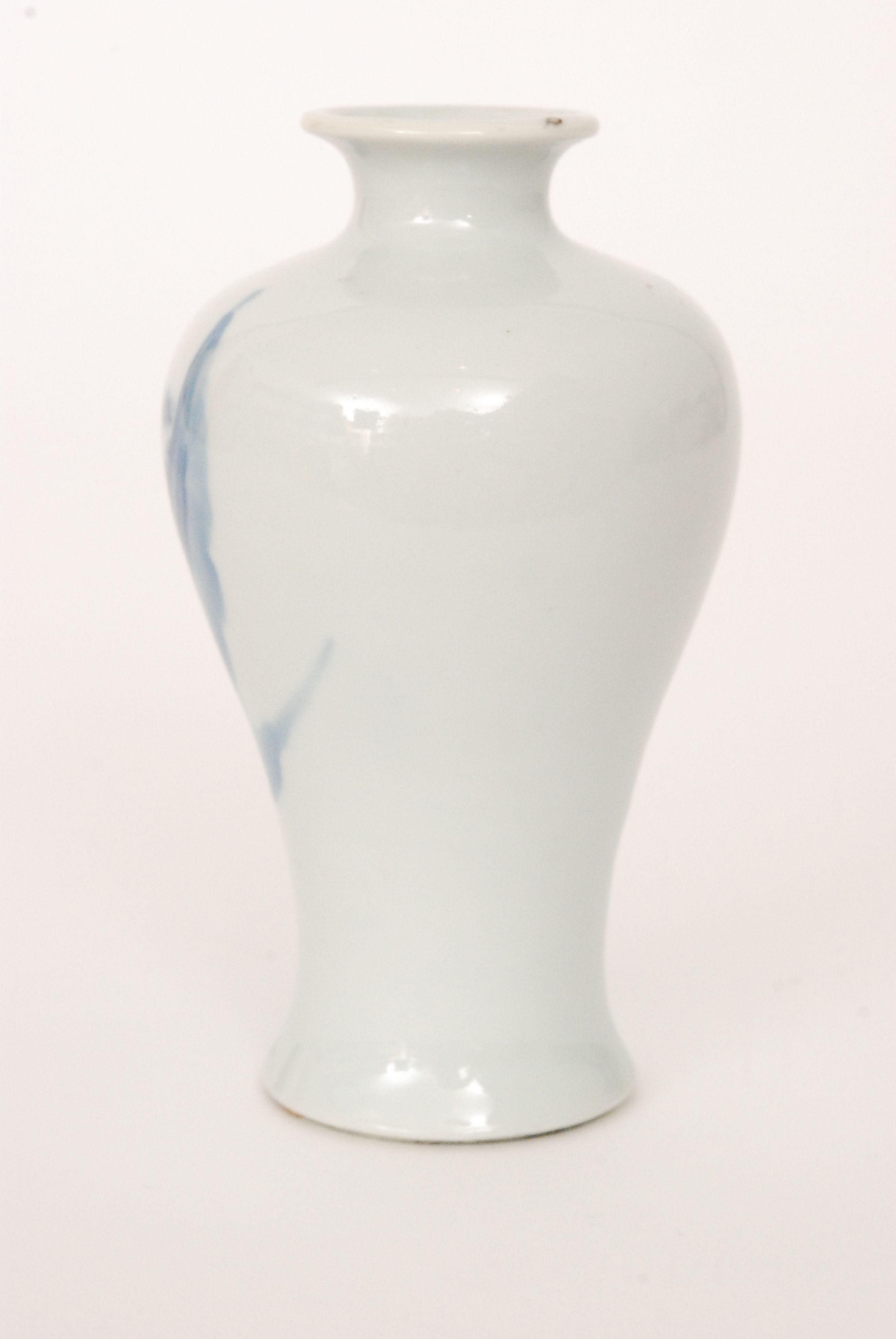 A Chinese Qing Dynasty 18th Century porcelain vase of baluster form hand painted in underglaze blue - Image 4 of 7