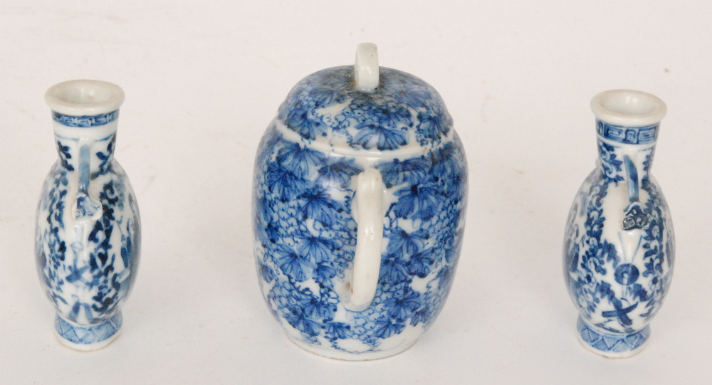 An early 20th Century Japanese blue and white twin handled sugar box and cover decorated with - Image 5 of 6