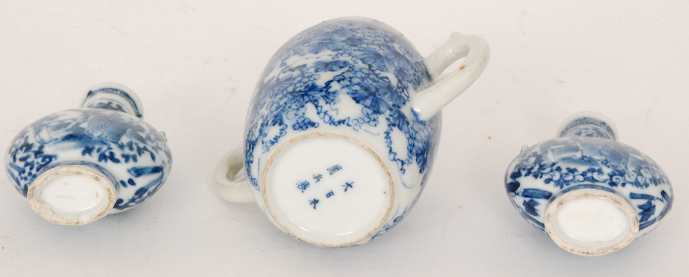 An early 20th Century Japanese blue and white twin handled sugar box and cover decorated with - Image 6 of 6