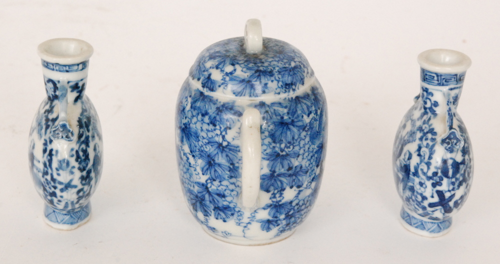 An early 20th Century Japanese blue and white twin handled sugar box and cover decorated with - Image 3 of 6