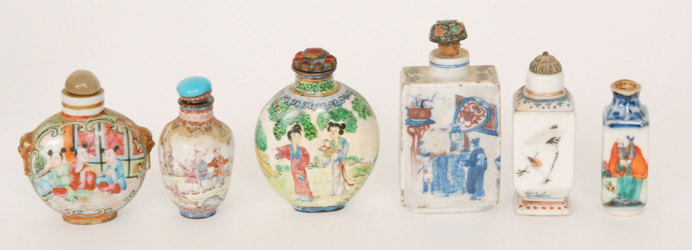 A Chinese Qing Dynasty late 19th Century snuff bottle in the Kangxi style hand decorated in