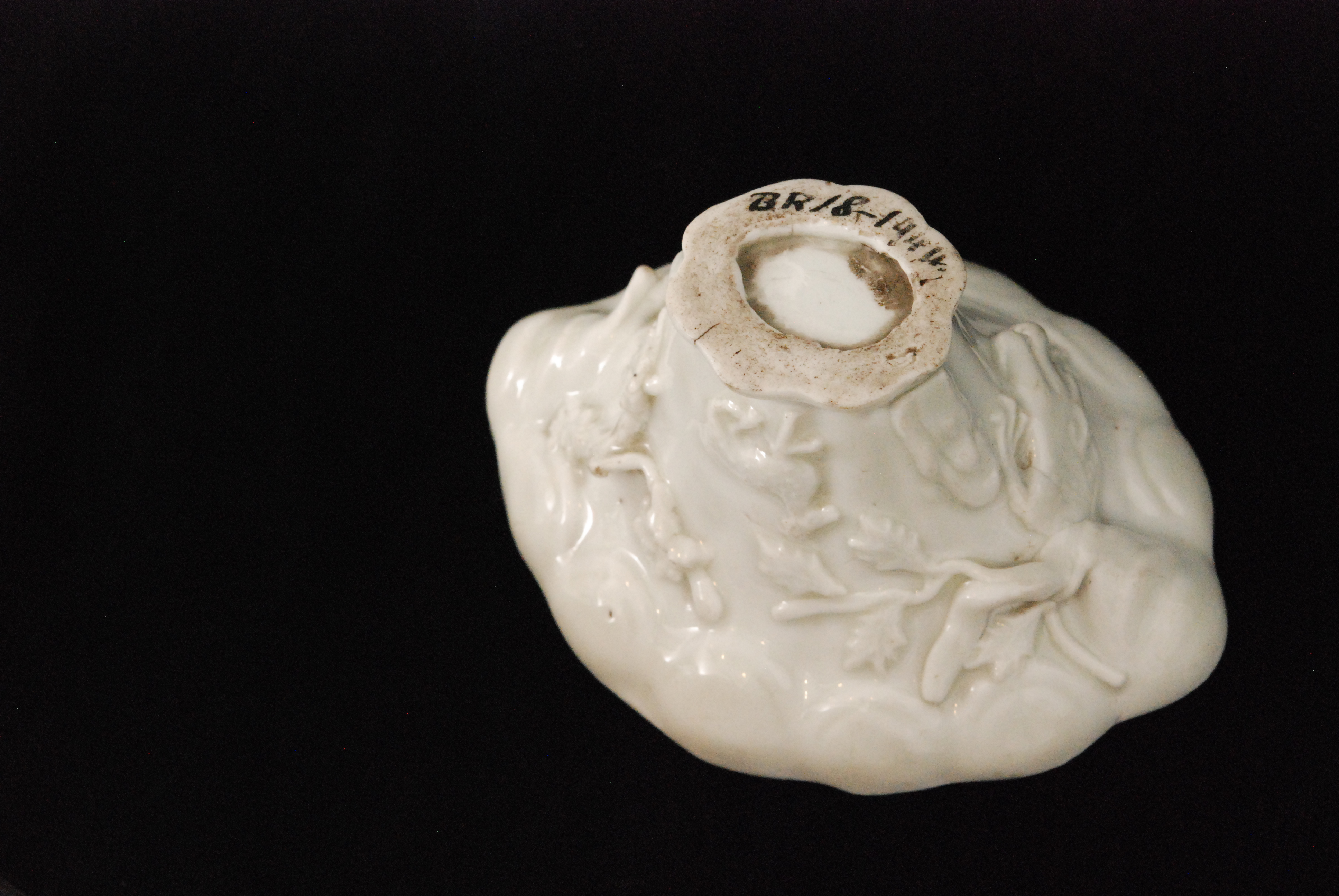 A Chinese Qing Dynasty 18th Century libation cup in the form of rhinoceros horn relief moulded with - Image 5 of 6