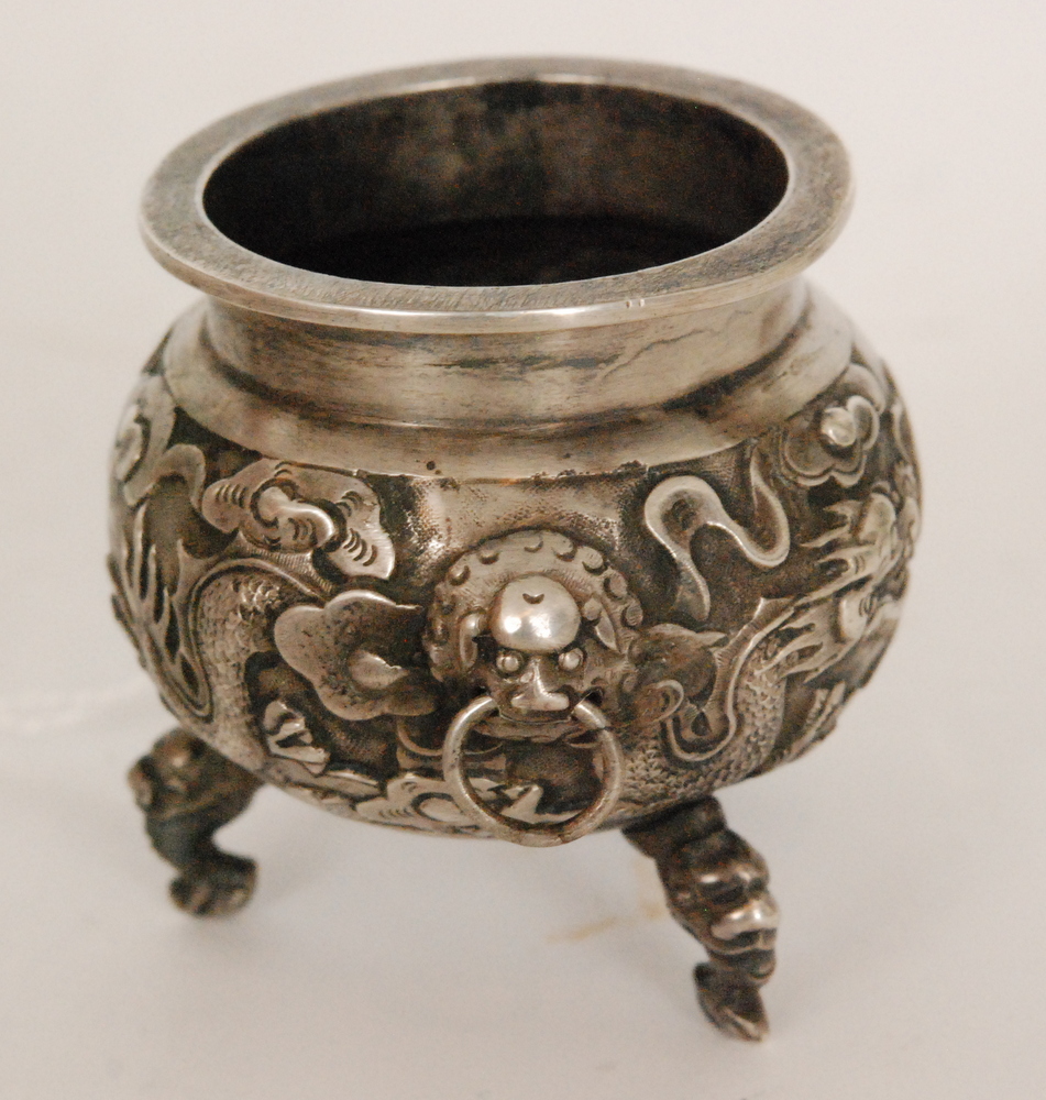 A late 19th Century Chinese silver salt of cauldron form with baluster body on three dragon feet - Image 5 of 6