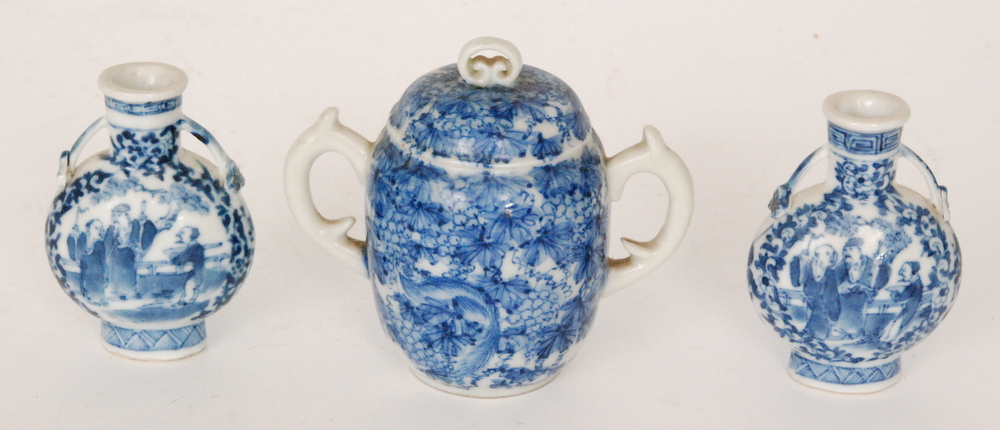 An early 20th Century Japanese blue and white twin handled sugar box and cover decorated with - Image 2 of 6