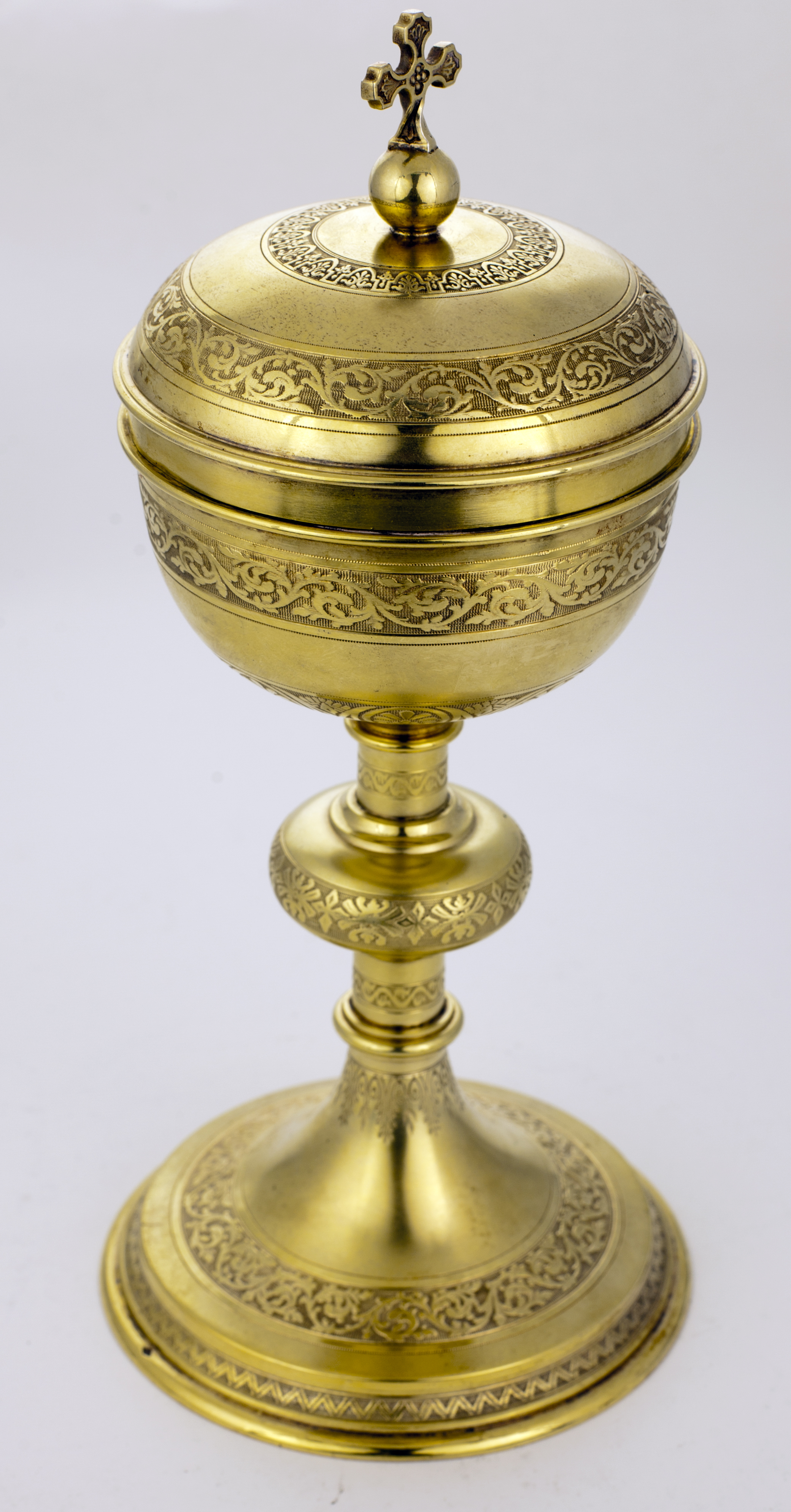 A fine engraved 19th Century French silver gilt Ciborium, c. 1830, approx.