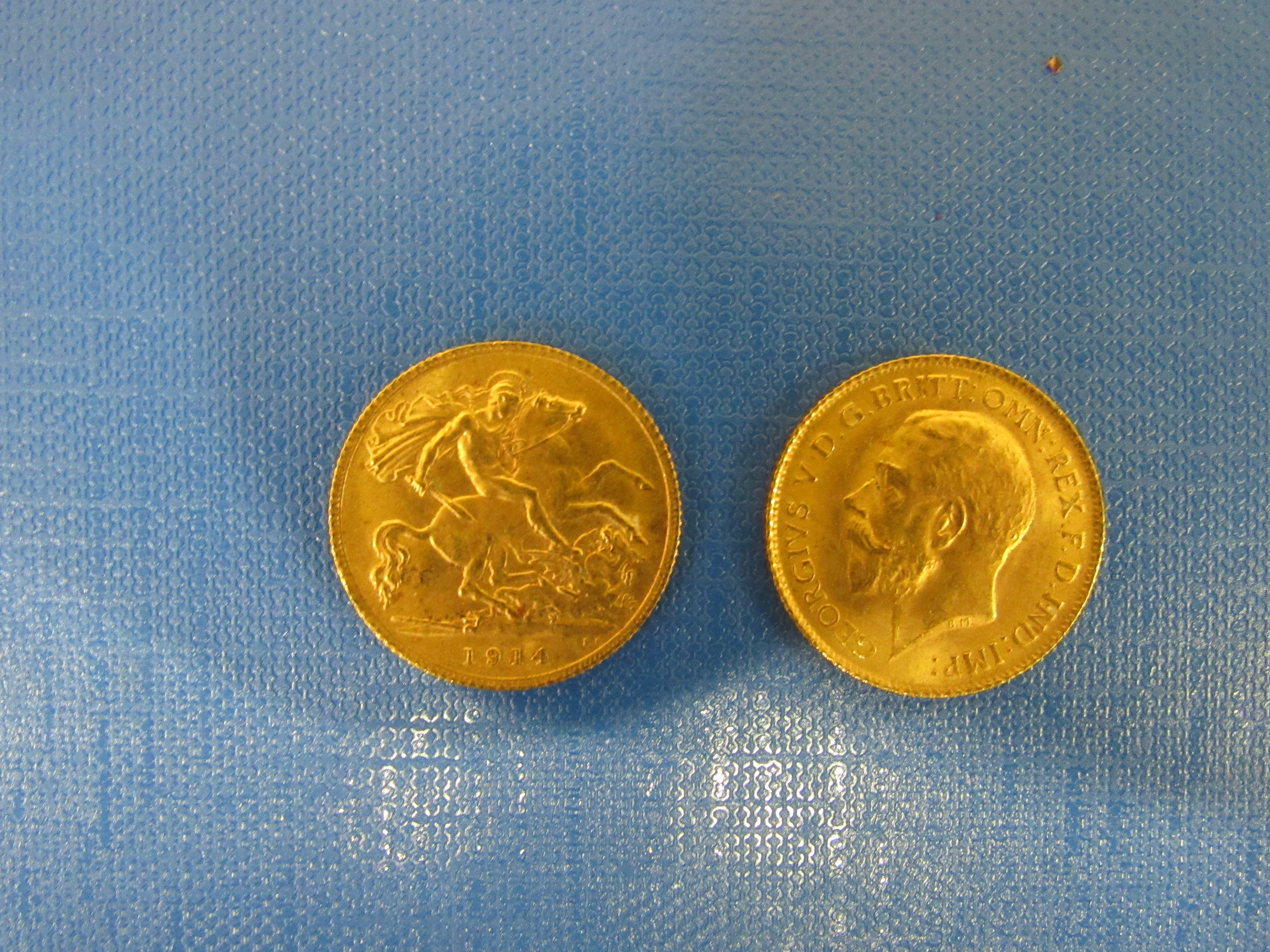 A pair of George V gold Half-Sovereigns, both 1914. - Image 3 of 3