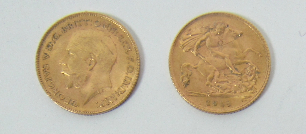 A pair of George V gold Half-Sovereigns, both 1914.