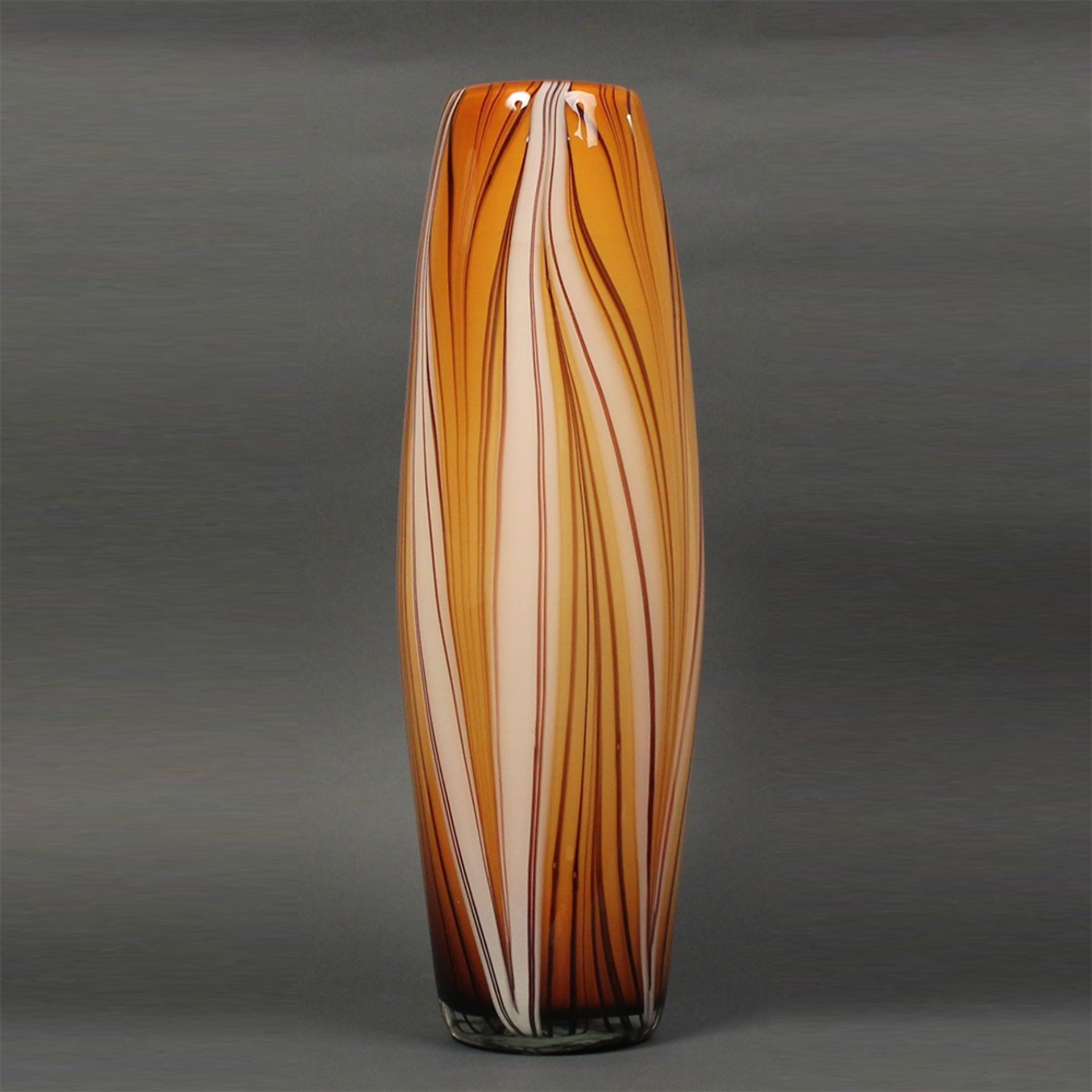 GRANDE VASO In vetro policromo con decorazioni con striature. Murano. Anni 40'. H47 Cm