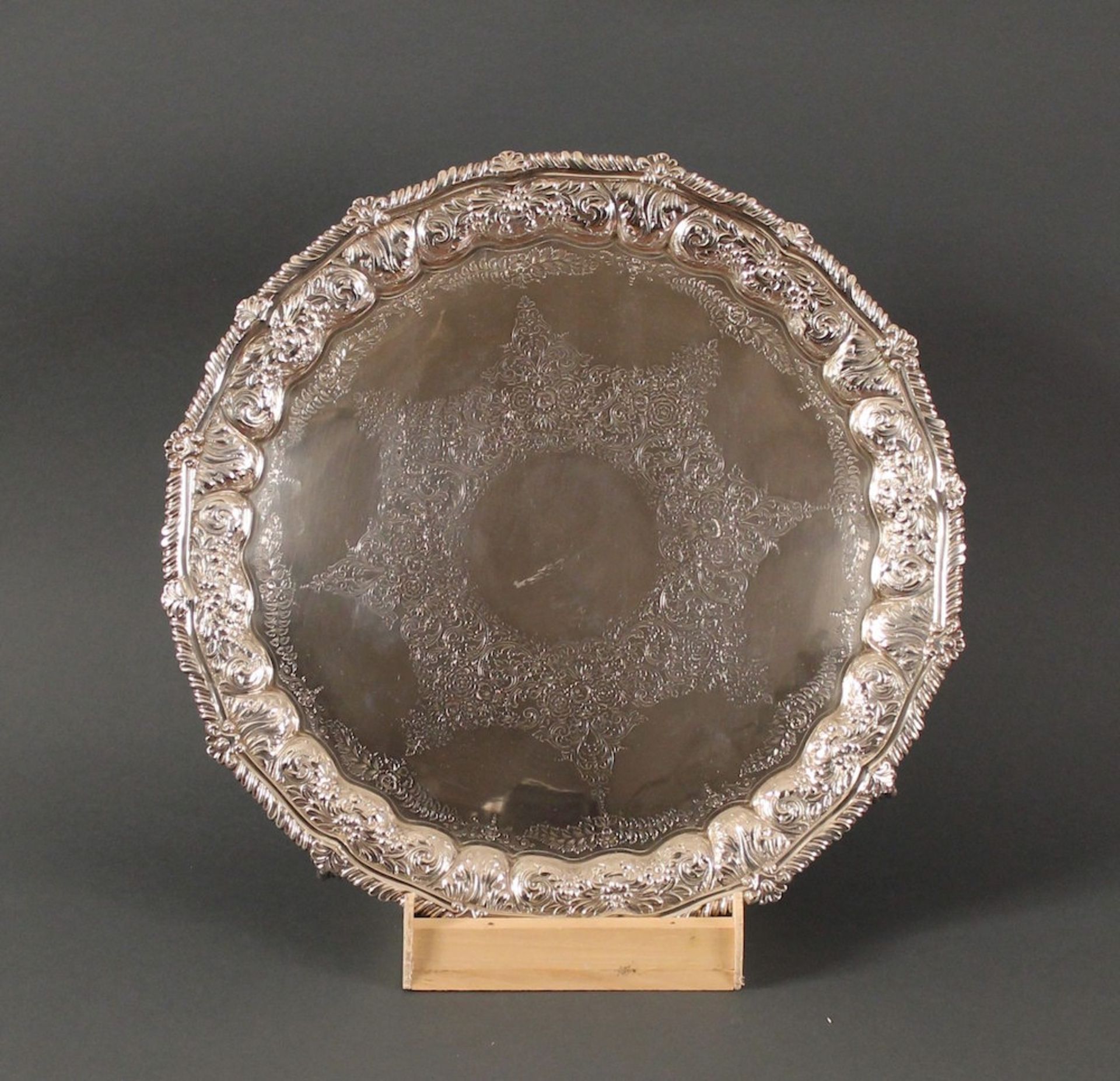 ELEGANTE SALVER In antico argento magistralmente inciso e sbalzato a motivi floreali. Londra. TR &