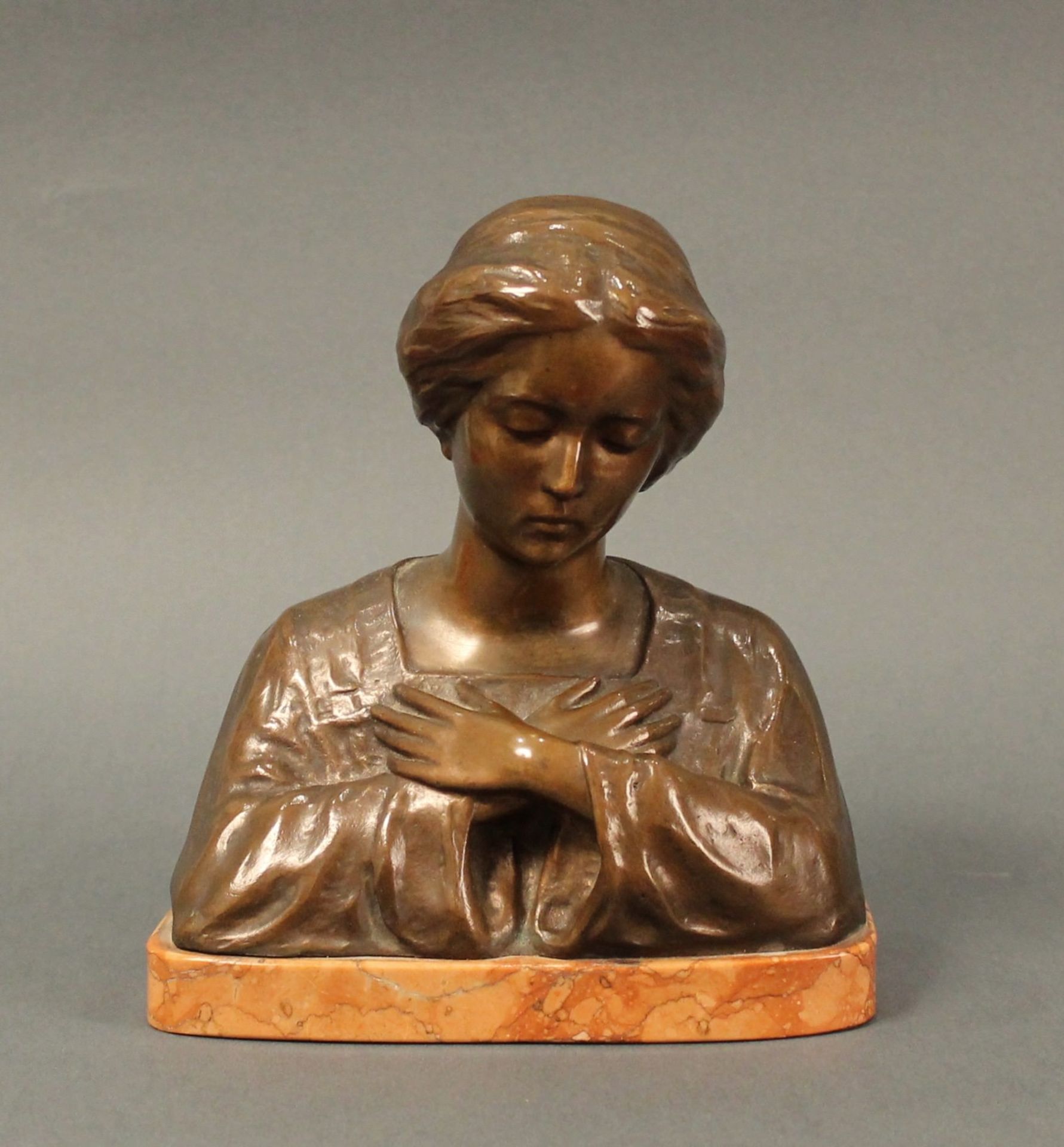 BENEDETTO DE LISI "La Madonna". Scultura in bronzo patinato su base in marmo rosso venato. H 20 Cm