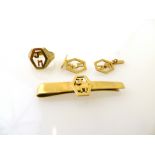 9K GOLD RING, 9K GOLD CUFFLINKS AND 9K GOLD TIE PIN ALL WITH 'J.M.' INITIALS. WEIGHT 17G