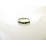 18K WHITE GOLD EMERALD HALF ETERNITY RING. WEIGHT IN TOTAL 2.3G