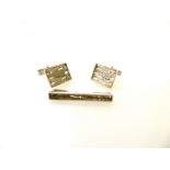 SILVER CUFFLINKS AND SILVER TIEPIN WEIGHT 0.56 OZT
