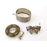 SILVER BANGLE, SILVER FILLIGREE BUTTERFLY BROOCH AND SILVER FILLIGREE BROOCH WITH BOW WEIGHT IN