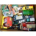 BOX OF ASSORTED BOXED AND LOOSE VEHICLES INCLUDING BURAGO, DINKY, MATCHBOX, LLEDO, POLISTILL, SIKU