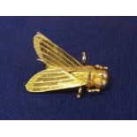 Novelty yellow gold fly brooch, 2.3gm, 23mm