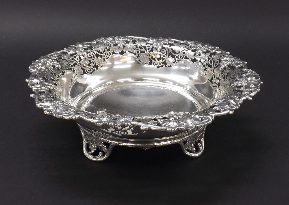 Good 1930s cast silver comport, the rim cast with trailing grapes over pierced scroll vine, maker