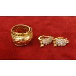 (2015502394) Assorted 21k jewellery to include two rings and a pair of stone set earrings, 11.6gm