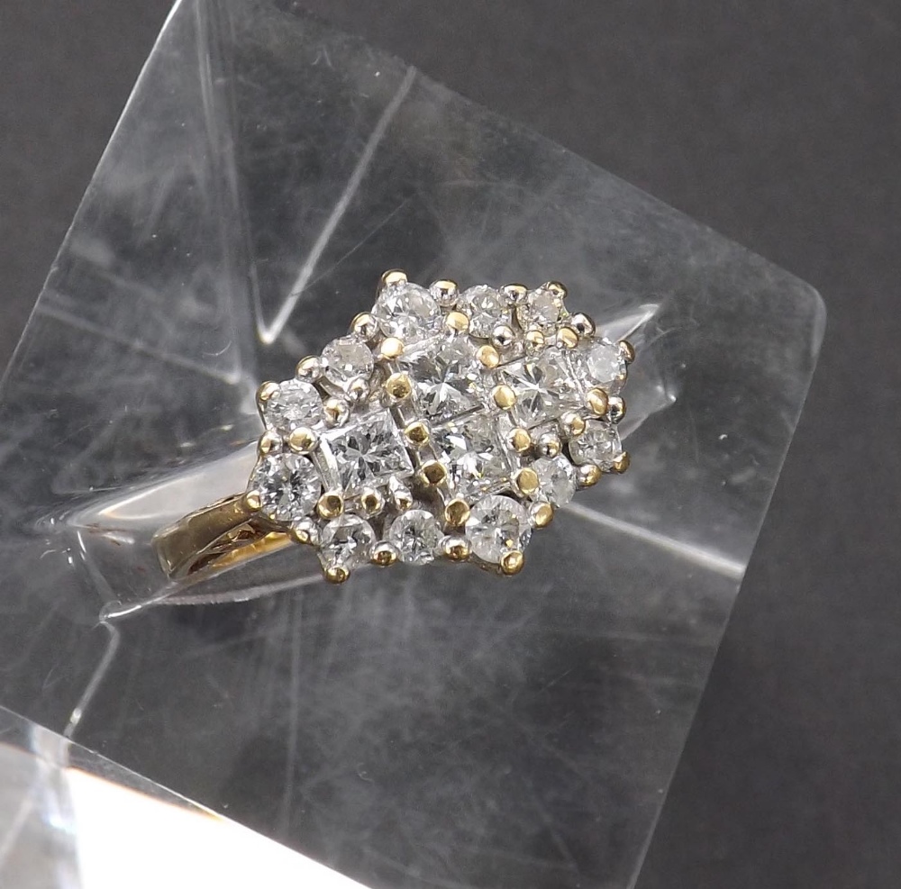 18ct diamond cluster ring, round brilliant and princess-cut diamonds, estimated 1.13ct approx, 12.