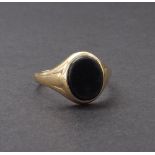 9ct onyx ring, 3.7gm, ring size V-
