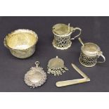 Assorted silver items to include a drum lidded mustard (liner at fault), pierced silver lidded