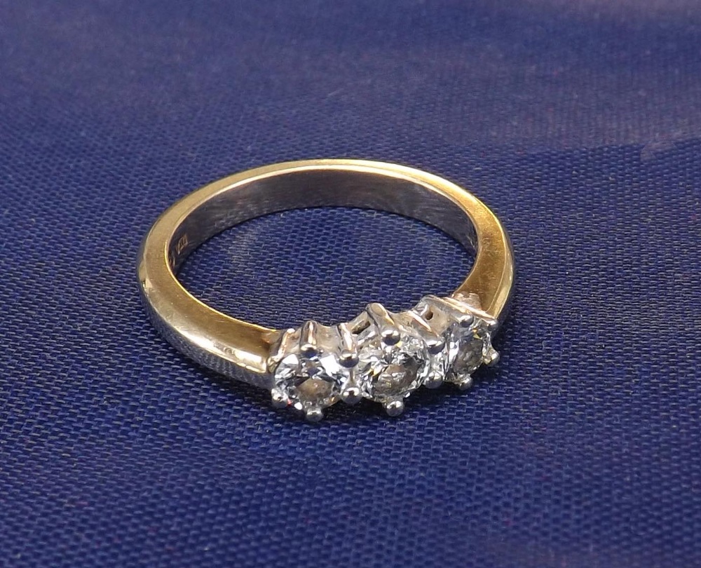 Three stone round brilliant-cut diamond ring, round brilliant-cuts, estimated 0.50ct approx, 9ct,